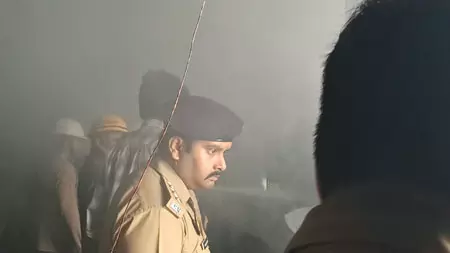 कपड़ों के शोरूम में लगी भीषण आग, दमकल की चार गाड़ियों ने पाया काबू कपड़ों के शोरूम में लगी भीषण आग, दमकल की चार गाड़ियों ने पाया काबू