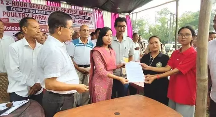 पोल्ट्री फार्म हटाने की मांग: कुमगुरी-कोलाबारी में हजारों का प्रदर्शन पोल्ट्री फार्म हटाने की मांग: कुमगुरी-कोलाबारी में हजारों का प्रदर्शन
