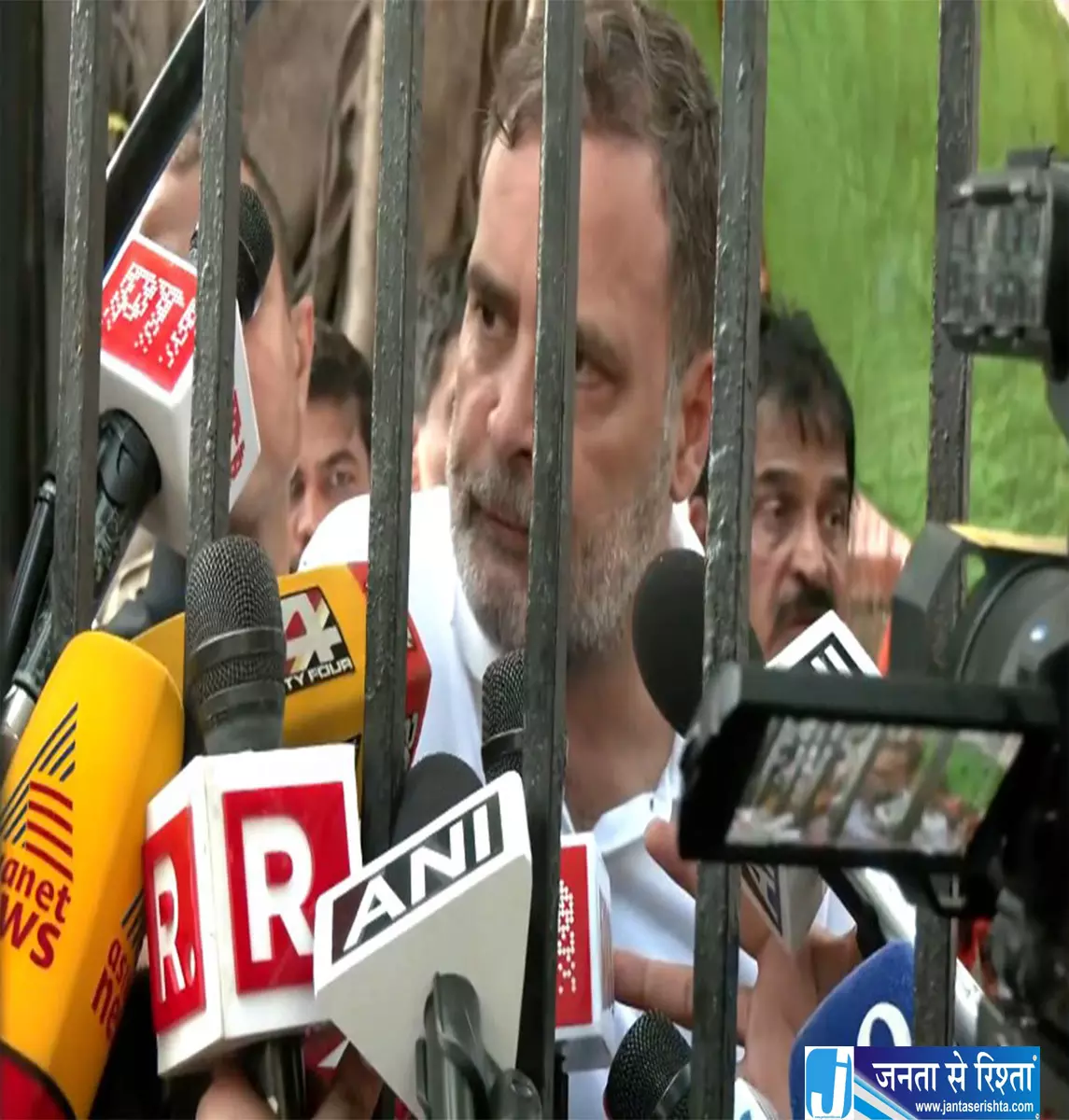 EC से मिलने से रोके गए सांसदराहुल गांधी ने उठाए सवाल EC से मिलने से रोके गए सांसदराहुल गांधी ने उठाए सवाल