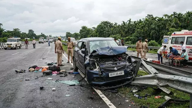 असम में हाईवे पर भीषण हादसा, एक ही परिवार के तीन लोगों की मौत; तीन गंभीर घायल असम में हाईवे पर भीषण हादसा, एक ही परिवार के तीन लोगों की मौत; तीन गंभीर घायल