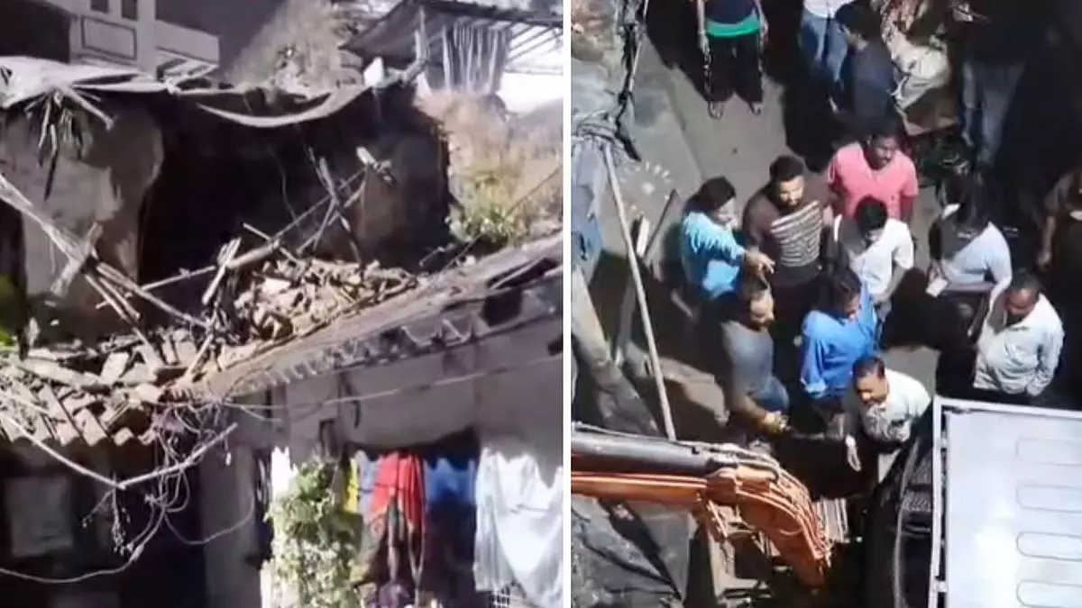 जबलपुर में 75 साल पुरानी इमारत की बालकनी गिरी, 10 से ज्यादा लोग तीन घंटे फंसे रहे जबलपुर में 75 साल पुरानी इमारत की बालकनी गिरी, 10 से ज्यादा लोग तीन घंटे फंसे रहे