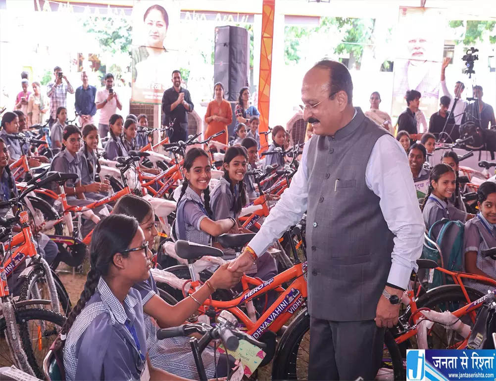 दिल्ली में 581 छात्राओं को मिली साइकिल आशीष सूद ने किया वितरण दिल्ली में 581 छात्राओं को मिली साइकिल आशीष सूद ने किया वितरण
