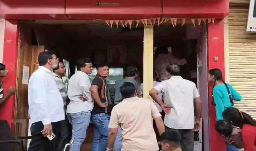 मंदिर में दान का झांसा देकर ज्वेलर्स से 4 तोला सोना ले उड़े आरोपी मंदिर में दान का झांसा देकर ज्वेलर्स से 4 तोला सोना ले उड़े आरोपी