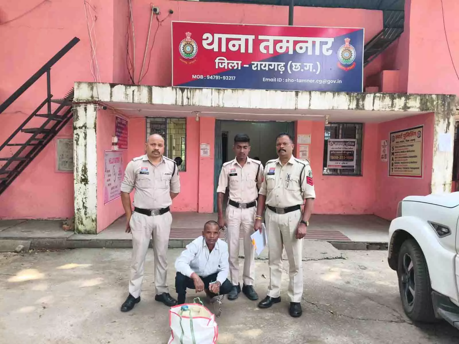 ऑपरेशन आघात में 10 लीटर महुआ शराब जब्त, आरोपी गिरफ्तार ऑपरेशन आघात में 10 लीटर महुआ शराब जब्त, आरोपी गिरफ्तार