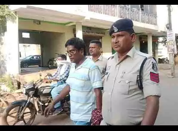 जिला बदर आरोपी ने फिर की मारपीट, शराब के लिए पैसे न देने पर धमकाया, गिरफ्तार जिला बदर आरोपी ने फिर की मारपीट, शराब के लिए पैसे न देने पर धमकाया, गिरफ्तार