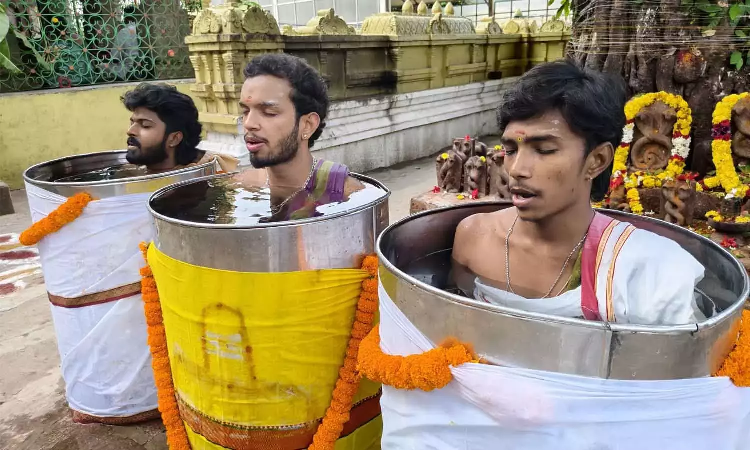 वर्षा के लिए अनुष्ठान: वरुण जपम और सहस्र घटाभिषेकम से प्रार्थना वर्षा के लिए अनुष्ठान: वरुण जपम और सहस्र घटाभिषेकम से प्रार्थना