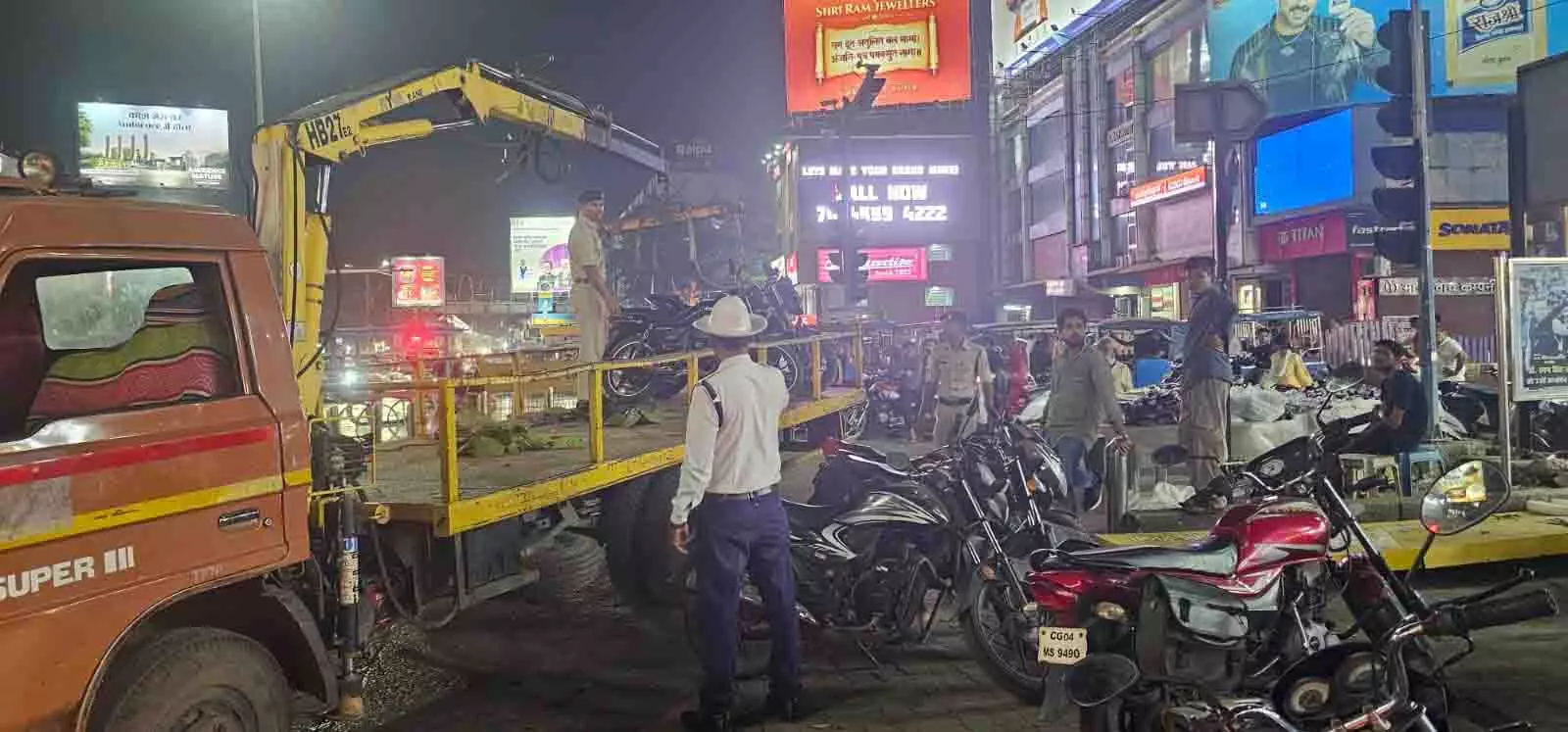एमजी रोड चौपाटी पर अवैध पार्किंग के खिलाफ ट्रैफिक पुलिस सख्त एमजी रोड चौपाटी पर अवैध पार्किंग के खिलाफ ट्रैफिक पुलिस सख्त