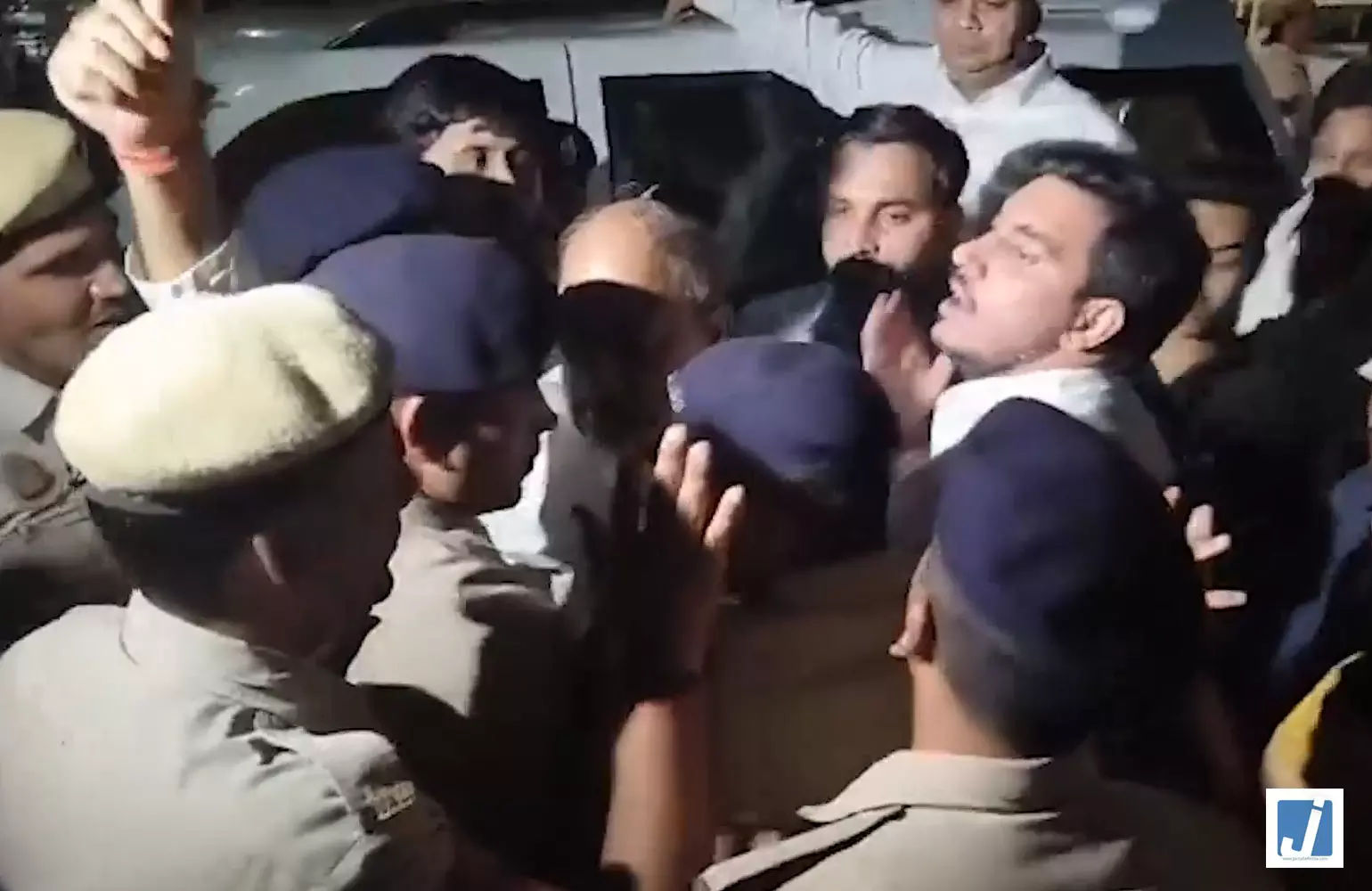 CEC के खिलाफ प्रदर्शन, राहुल-प्रियंका किंग्सवे कैंप लाए गए CEC के खिलाफ प्रदर्शन, राहुल-प्रियंका किंग्सवे कैंप लाए गए
