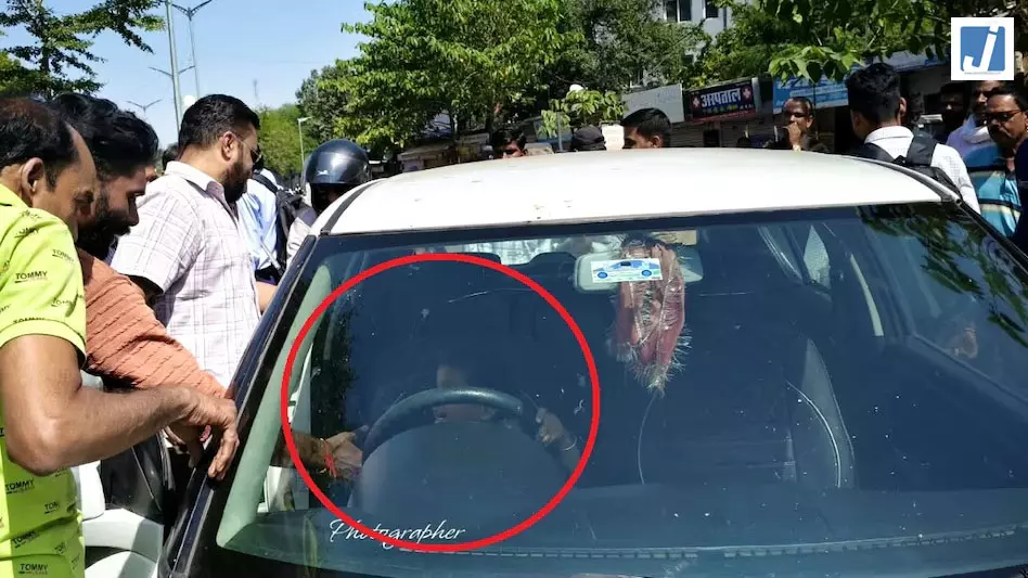स्टेशनरी लेने गए पिता, कार में लॉक हुआ मासूम स्टेशनरी लेने गए पिता, कार में लॉक हुआ मासूम