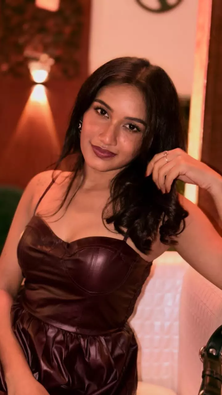 ब्राउन आउटफिट में रवीना दहा ने ढाया कहर ब्राउन आउटफिट में रवीना दहा ने ढाया कहर
