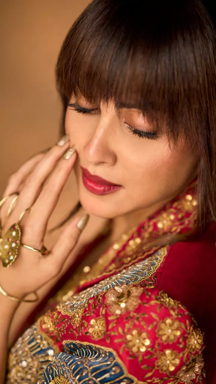 रेड आउटफिट में जेनेलिया देशमुख का ग्लैमरस लुक रेड आउटफिट में जेनेलिया देशमुख का ग्लैमरस लुक