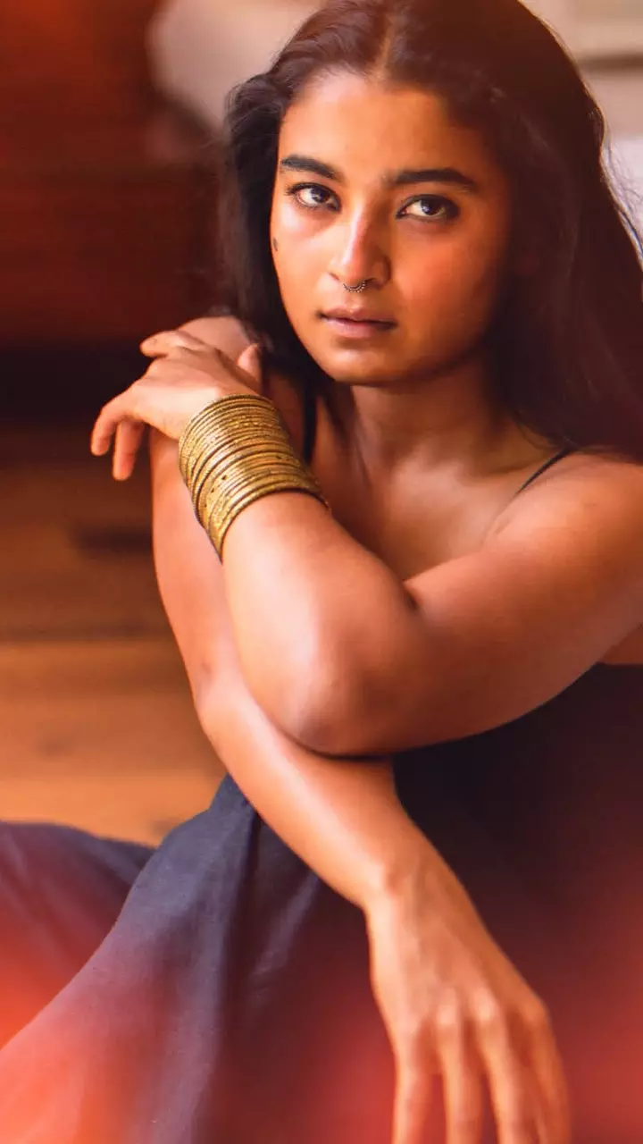 ब्लैक ड्रेस में चैत्रा आचार ने ढाया कहर ब्लैक ड्रेस में चैत्रा आचार ने ढाया कहर