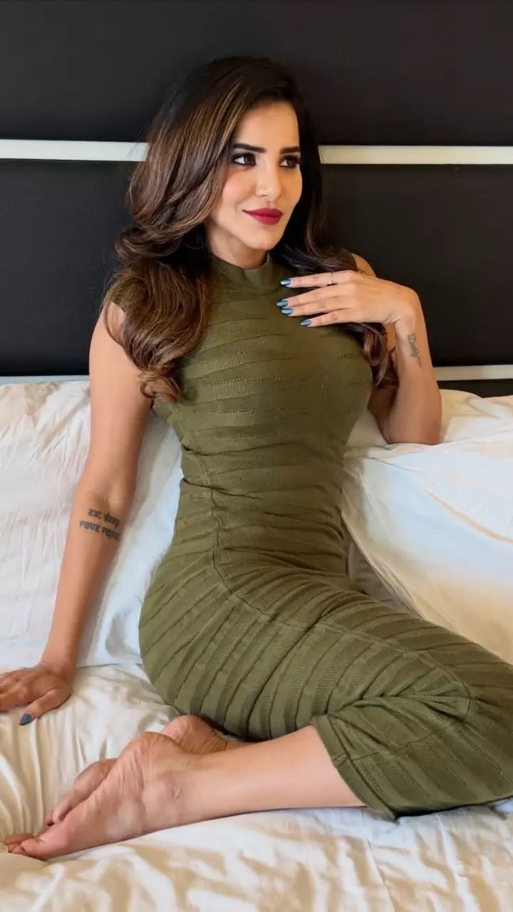 आशु रेड्डी के स्टाइलिश लुक ने बढ़ाया पारा आशु रेड्डी के स्टाइलिश लुक ने बढ़ाया पारा