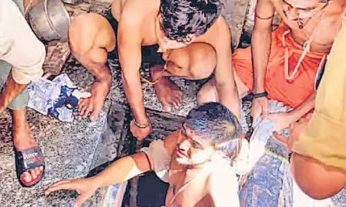 अंडरग्राउंड टैंक की सफाई के दौरान चार छात्रों की मौत अंडरग्राउंड टैंक की सफाई के दौरान चार छात्रों की मौत