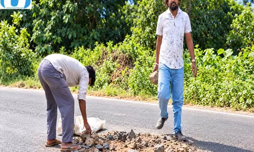 मधेपुरा में मिसाल बने युवा, जानलेवा गड्ढा भरकर दिया बड़ा संदेश