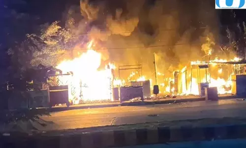 आगरा में ढाबे में भीषण आग, सिलिंडर धमाके से मची अफरा-तफरी