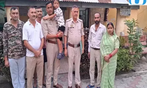 धार्मिक यात्रा के बीच ढाबे पर छूटा 8 साल का बच्चा, पुलिस ने परिवार से मिलाया