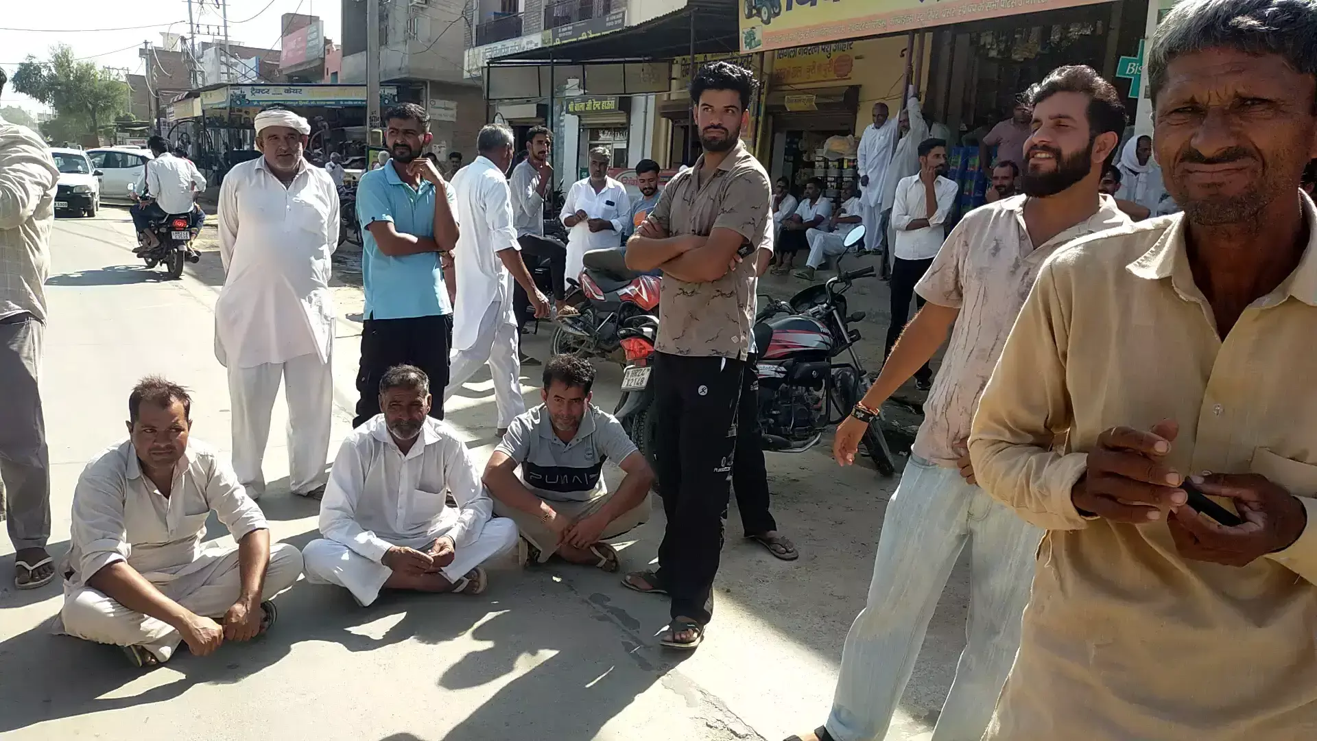 डीएपी संकट को लेकर किसानों ने सड़क पर लगाया जाम डीएपी संकट को लेकर किसानों ने सड़क पर लगाया जाम