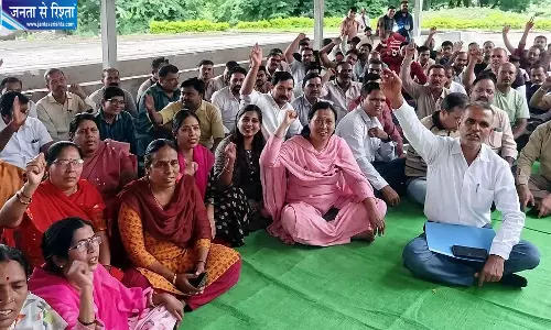 RGPV को तीन जोनल विश्वविद्यालयों में बांटने के प्रस्ताव का विरोध, काली पट्टी बांधकर प्रदर्शन RGPV को तीन जोनल विश्वविद्यालयों में बांटने के प्रस्ताव का विरोध, काली पट्टी बांधकर प्रदर्शन