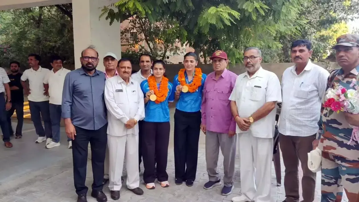 गोल्ड जीतने वाली सविता और दीपिका का हिसार में स्वागत