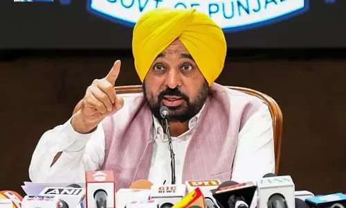 भगवंत मान के कैंप ऑफिस पर CBI छापे से पंजाब की सियासत गरम भगवंत मान के कैंप ऑफिस पर CBI छापे से पंजाब की सियासत गरम