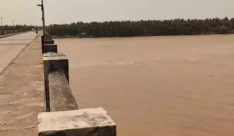 Andhra: एक व्यक्ति ने कोव्वुर रेलवे ब्रिज से गोदावरी नदी में छलांग लगा दी