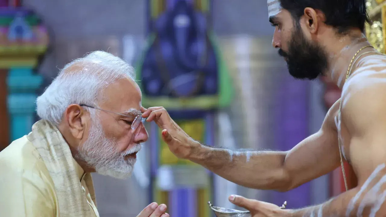 पीएम मोदी ने दिल्ली के विनायक मंदिर में की पूजा-अर्चना
