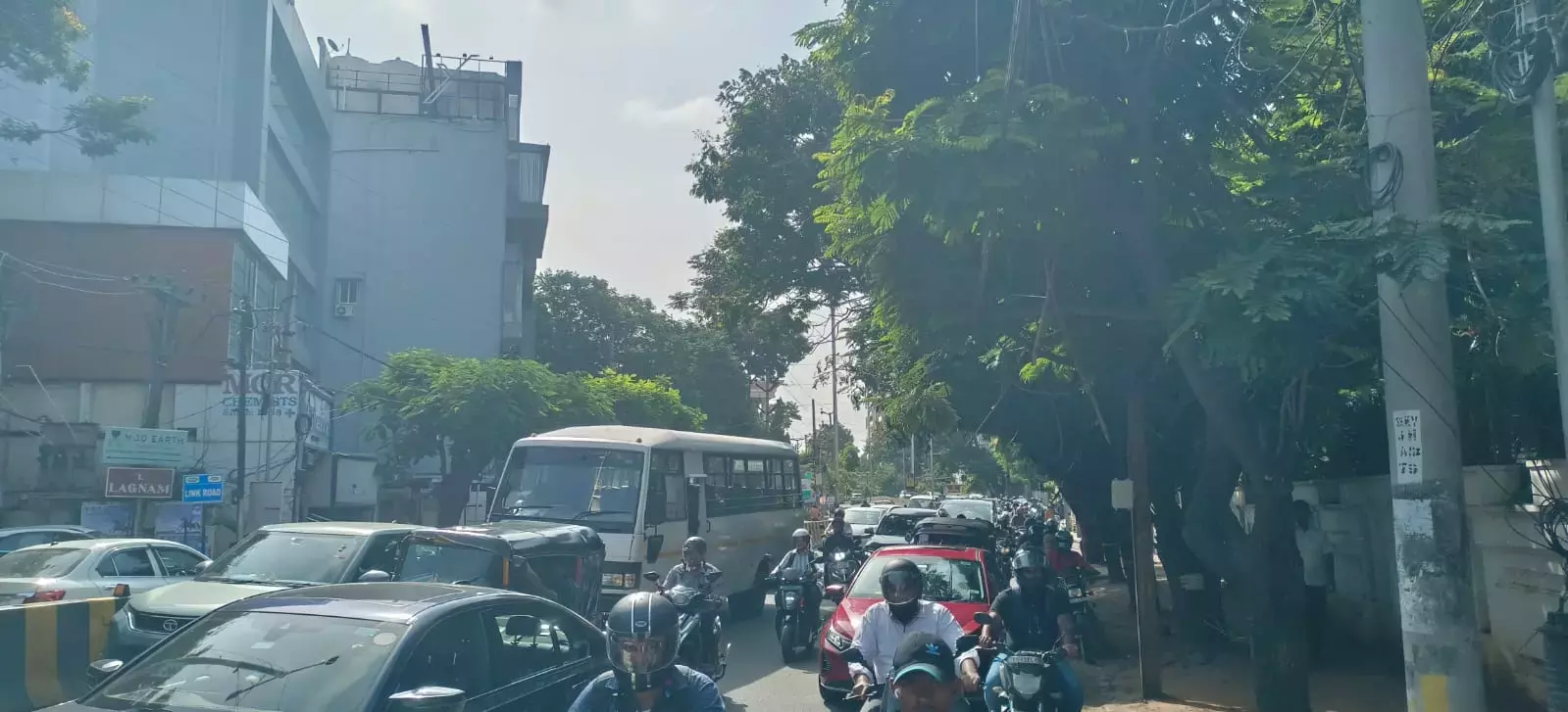 पूरे हैदराबाद में ज़ेबरा क्रॉसिंग और सिग्नलों की अनदेखी के कारण पैदल चलने वालों को यातायात की दया पर छोड़ दिया गया