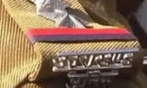 बिंदुखत्ता में पहचान छिपाकर रहने के आरोप में युवक पुलिस के हवाले, ग्रामीणों ने कार्रवाई की मांग की बिंदुखत्ता में पहचान छिपाकर रहने के आरोप में युवक पुलिस के हवाले, ग्रामीणों ने कार्रवाई की मांग की