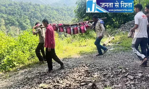 सिरमौर में महीनों से सड़क बंद, शव 6 किमी पैदल ले गए ग्रामीण सिरमौर में महीनों से सड़क बंद, शव 6 किमी पैदल ले गए ग्रामीण