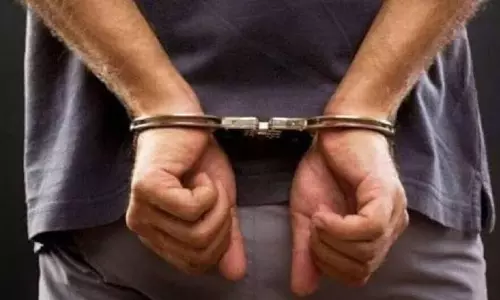 चोरी के सामान और नकदी के साथ वांछित पकड़ा गया
