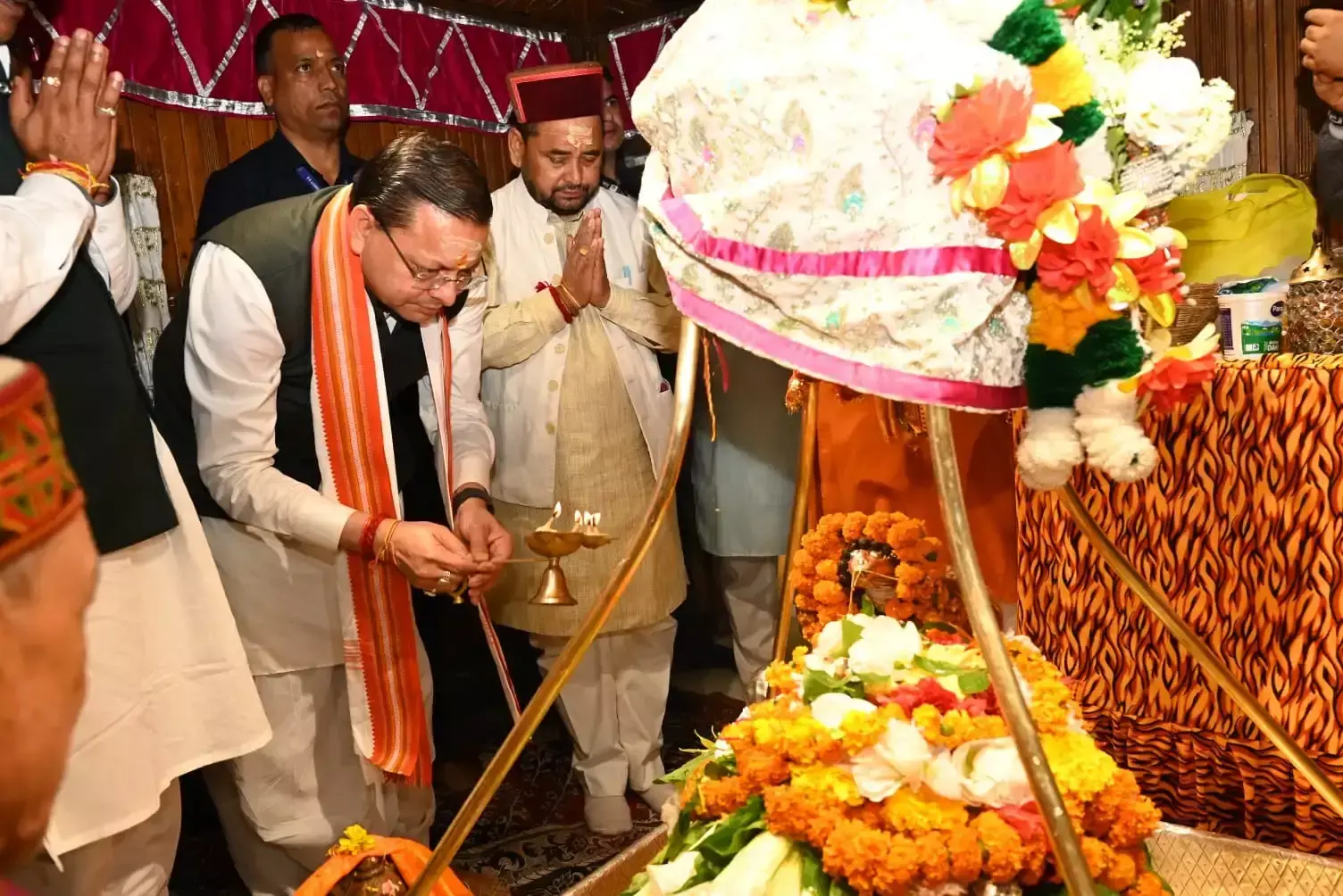 मोदी के सार्वजनिक जीवन के 25 साल, धामी ने काशी विश्वनाथ में की आराधना