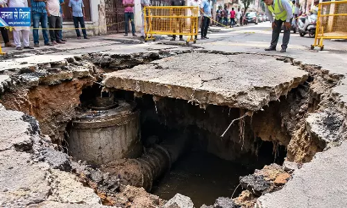 इंदौर में चार महीने में पांचवीं बार धंसी सड़क, परदेशीपुरा में बना गहरा गड्ढा