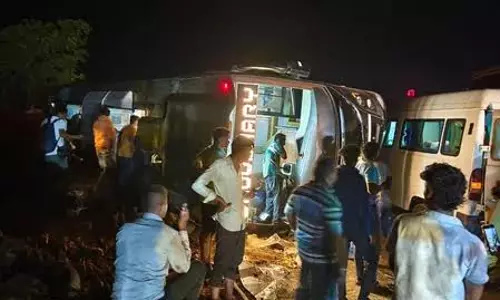 बस पलटने से नासिक में दो लोगों की मौत, सात घायल
