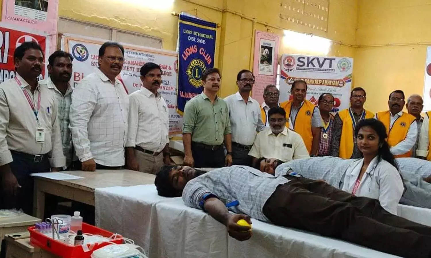 Andhra: SKVT कॉलेज ने रक्तदान शिविर आयोजित किया Andhra: SKVT कॉलेज ने रक्तदान शिविर आयोजित किया