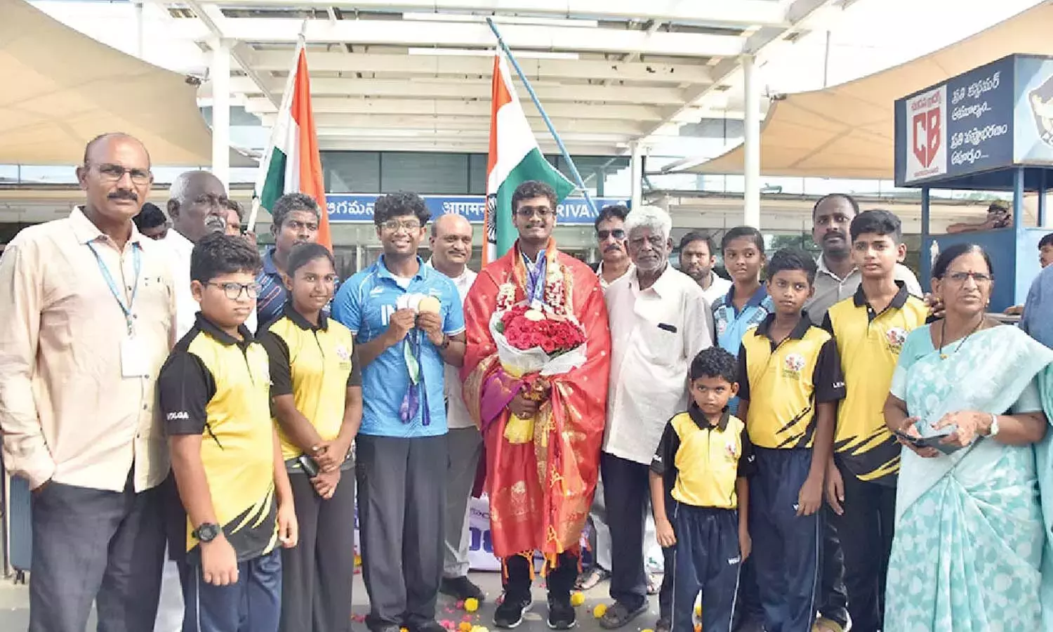 Andhra: तीरंदाज धीरज, गणेश ने जोरदार स्वागत किया Andhra: तीरंदाज धीरज, गणेश ने जोरदार स्वागत किया