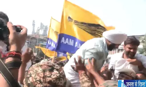 SIR के खिलाफ सड़क पर उतरी AAP पुलिस ने बैरिकेड्स पर रोका SIR के खिलाफ सड़क पर उतरी AAP पुलिस ने बैरिकेड्स पर रोका