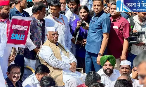 भारी हंगामे के अगले दिन INDIA गठबंधन की लंच बैठक, जंतर-मंतर पर धरने का ऐलान