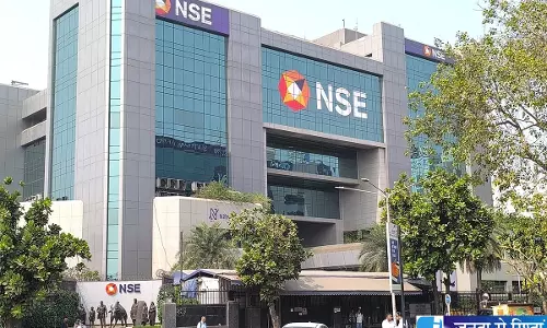 RBI के फैसले से बाजार दबाव में  सेंसेक्स निफ्टी लुढ़के
