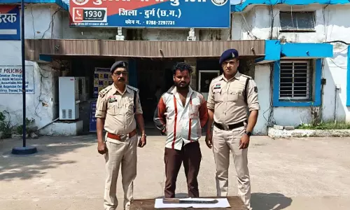 सार्वजनिक स्थान पर धारदार हथियार लहराकर लोगों को डरा रहा युवक गिरफ्तार
