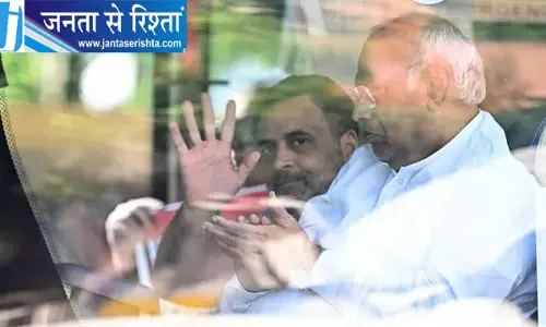 राहुल गांधी और विपक्षी सांसद बसों से जंतर-मंतर रवाना, सुरक्षा कड़ी राहुल गांधी और विपक्षी सांसद बसों से जंतर-मंतर रवाना, सुरक्षा कड़ी
