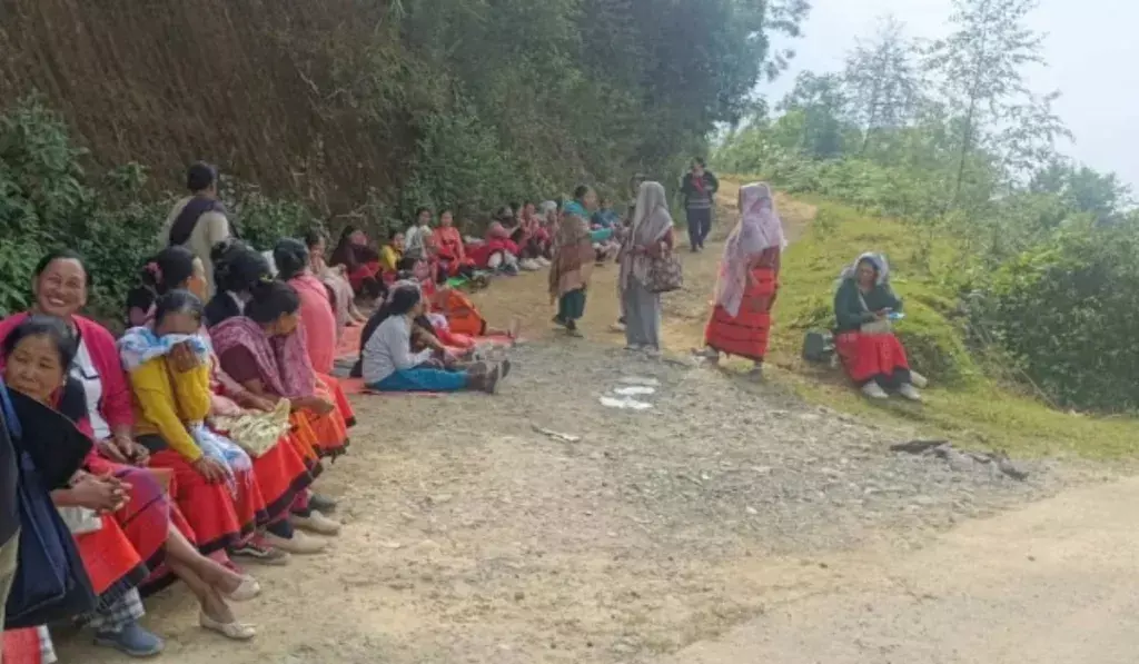 कामजोंग में विरोध प्रदर्शन: शिरुई-काचाओफुंग मार्ग बंद, यातायात प्रभावित कामजोंग में विरोध प्रदर्शन: शिरुई-काचाओफुंग मार्ग बंद, यातायात प्रभावित