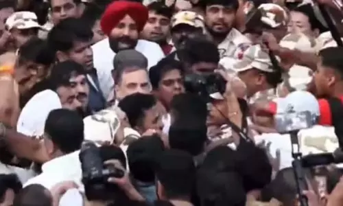 चुनाव आयोग के खिलाफ विपक्ष का आंदोलन तेज, पैदल ही जंतर-मंतर की ओर बढ़ रहे सांसद, देखें LIVE