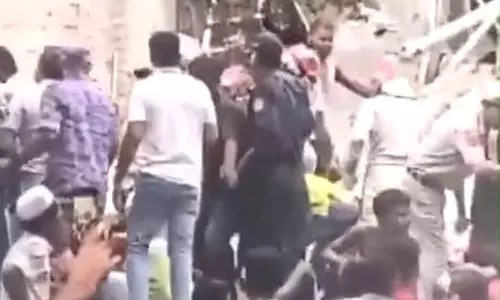 ईदगाह मछली मंडी के पास इमारत गिरी कोई हताहत नहीं ईदगाह मछली मंडी के पास इमारत गिरी कोई हताहत नहीं