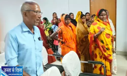 पीएम आवास योजना की सूची में नाम नहीं आने पर महिलाओं का प्रदर्शन