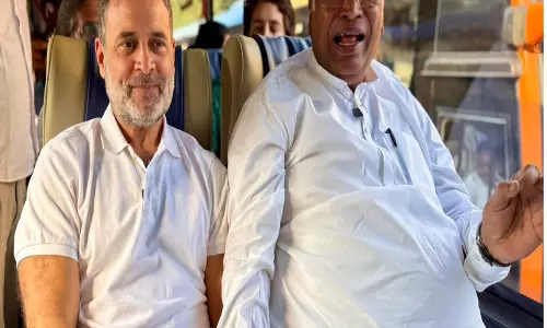 SIR विरोध पर FIR के बाद खड़गे का पलटवार SIR विरोध पर FIR के बाद खड़गे का पलटवार