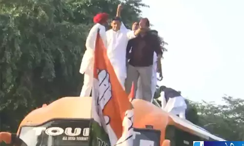 जंतर मंतर जाने से रोके गए विपक्षी सांसद बस की छत पर चढ़े नेता जंतर मंतर जाने से रोके गए विपक्षी सांसद बस की छत पर चढ़े नेता