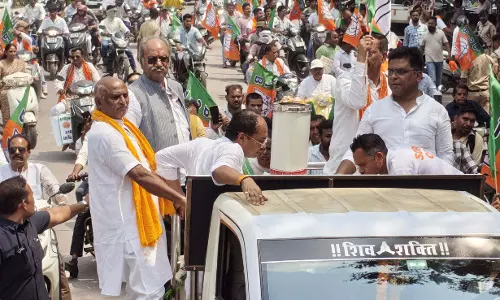 सेवा ज्योति यात्रा में शामिल हुए सांसद बृजमोहन अग्रवाल, तेलीबांधा में सभा को किया संबोधित सेवा ज्योति यात्रा में शामिल हुए सांसद बृजमोहन अग्रवाल, तेलीबांधा में सभा को किया संबोधित