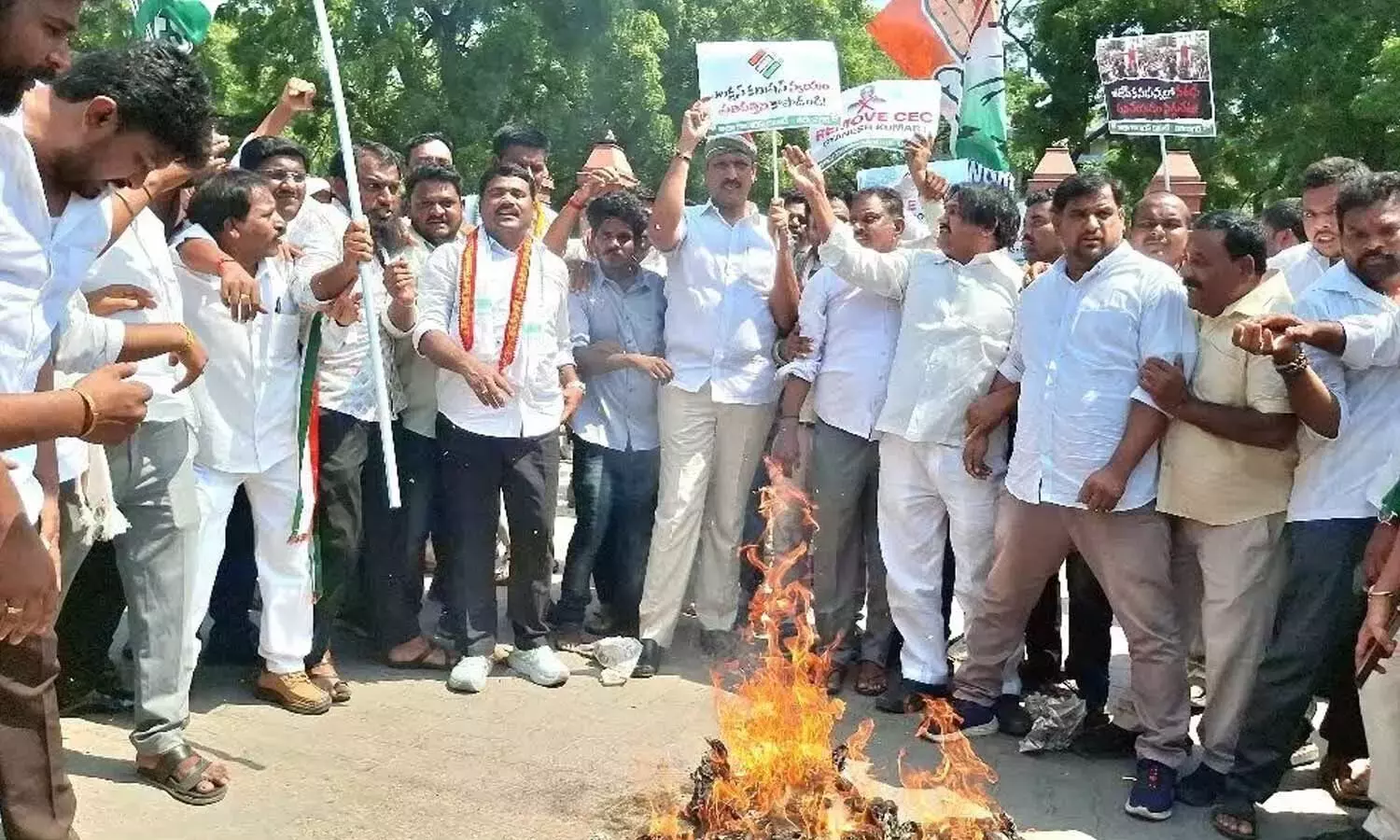 Telangana: वोट चोरी के आरोपों को लेकर करीमनगर में भारतीय गुट का माहौल गरमा गया Telangana: वोट चोरी के आरोपों को लेकर करीमनगर में भारतीय गुट का माहौल गरमा गया