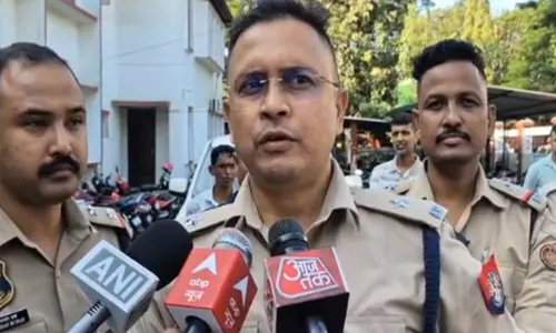 हनी ट्रैप गैंग का भंडाफोड़ दो महिलाओं समेत पांच गिरफ्तार हनी ट्रैप गैंग का भंडाफोड़ दो महिलाओं समेत पांच गिरफ्तार